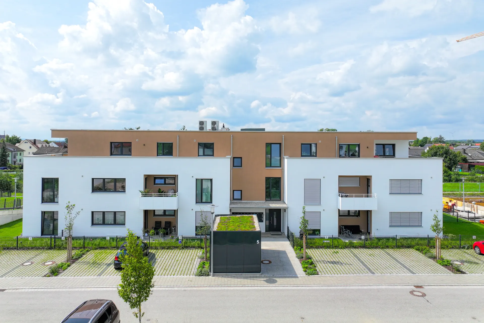 Luftaufnahme eines Mehrfamilienhauses im 32k UHD-Format, Neue Sachlichkeit, Schweizer Stil, traumhafte Qualität, Bauhaus-Stil