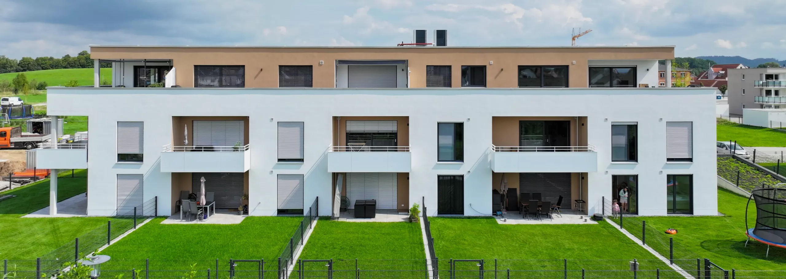 Luftaufnahme eines Mehrfamilienhauses im 32k UHD-Format, Neue Sachlichkeit, Schweizer Stil, traumhafte Qualität, Bauhaus-Stil